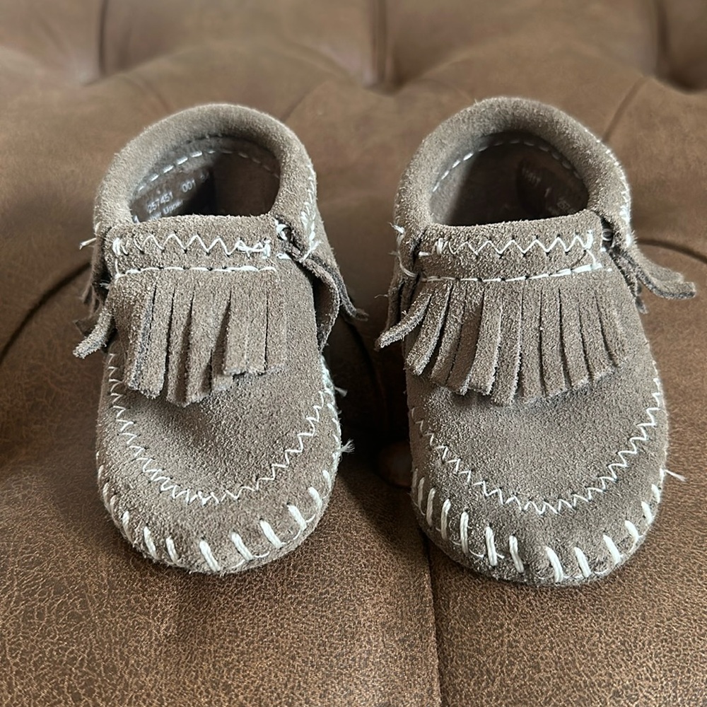 Minnetonka ‘Riley’ Fringe Suede Moccasins (baby)